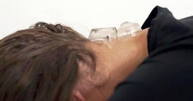  A do-it-yourself, home acupressure remedy is to lay flat on your stomach and place a piece of ice on the Feng Fu spot. With the ice on your neck, lay for twenty minutes letting the ice melt and sooth. 